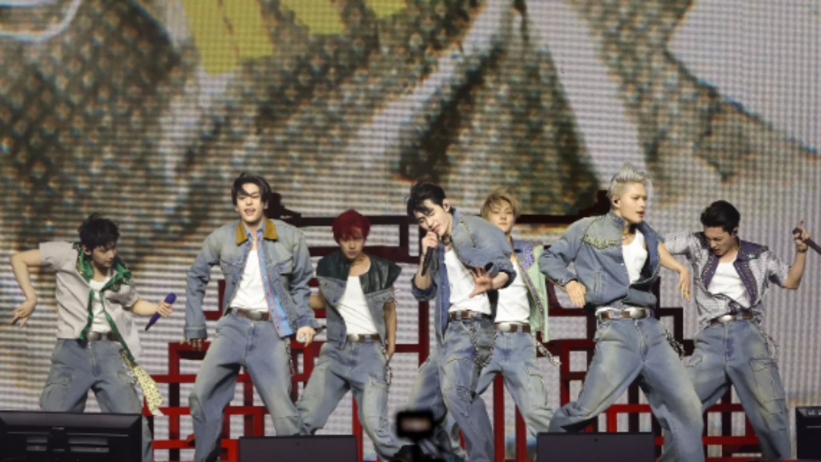 ENHYPEN - O Grupo de K-pop dominou o Palco do Coachella Com Estilo Prada Impecável!