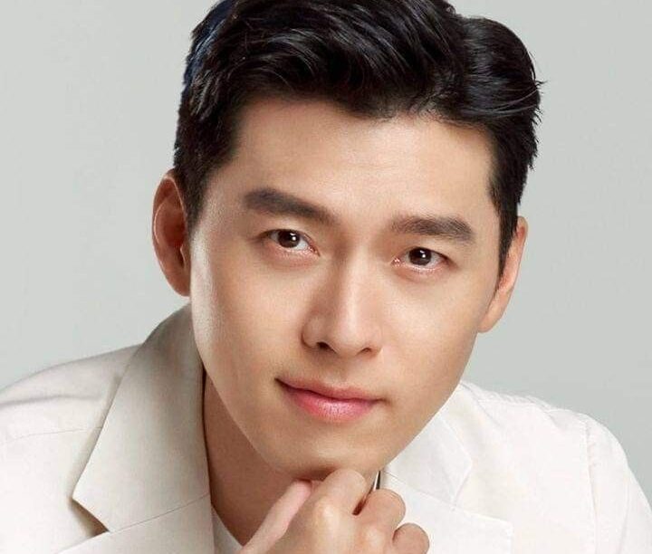 Hyun Bin retorna as telas com “Made in Korea” cinco anos após o sucesso de “Pousando no Amor”.