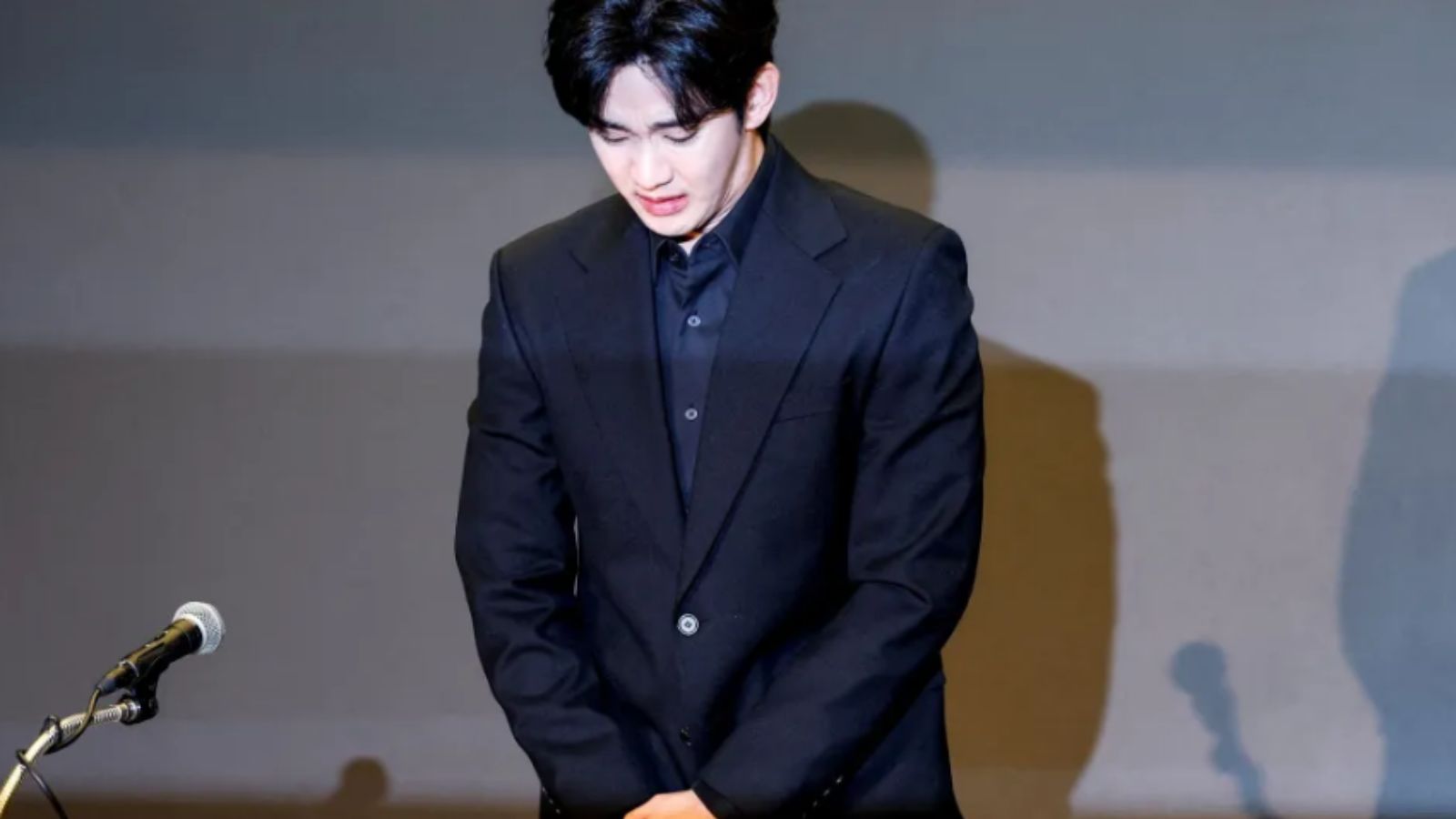 Coletiva de Imprensa de Kim Soo-hyun sobre a polêmica de seu namoro com Kin Sae-ron