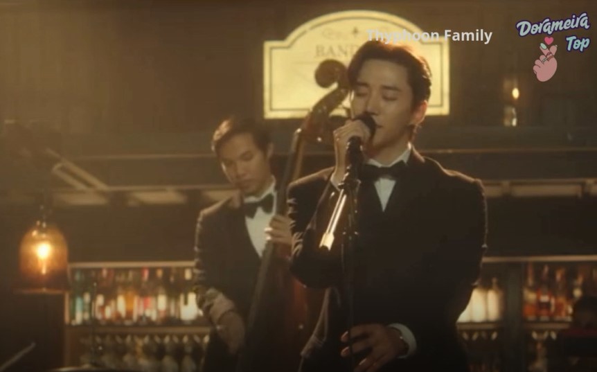 - Lee Jun-ho cantando Can't Take My Eyes Off You